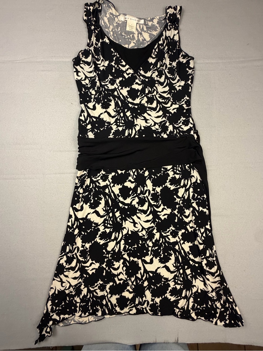 Vintage Max Studio Black and White Floral V‑Neck Midi Dress M